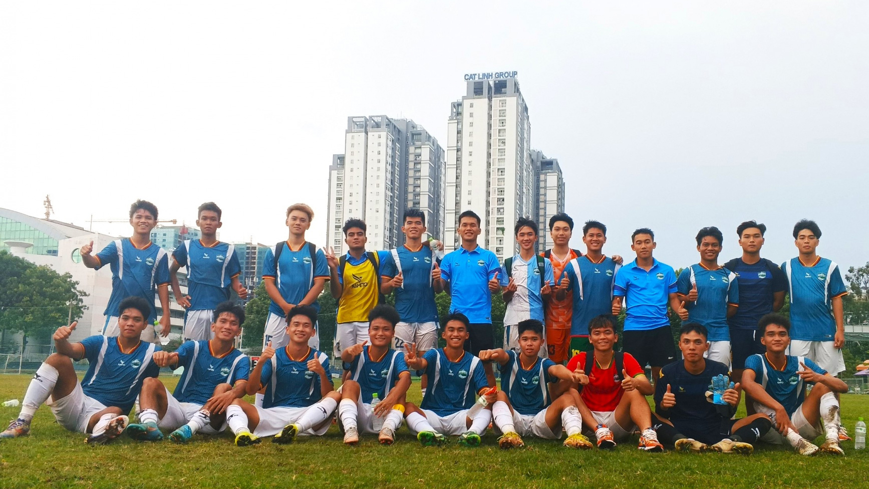 Các thành viên của đội bóng U21 Lâm Đồng tại giải