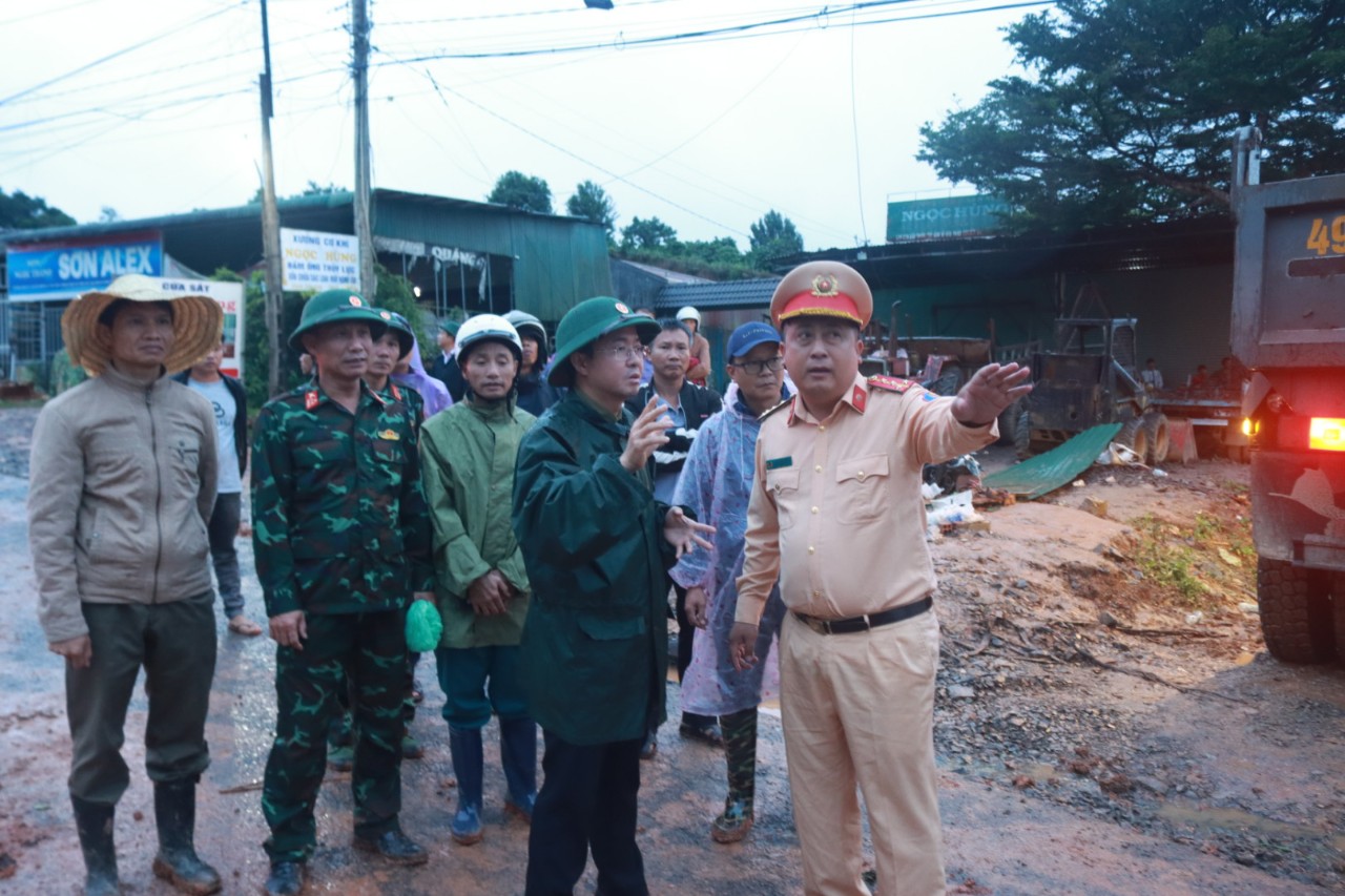 Lãnh đạo Huyện uỷ Đam Rông có mặt tại hiện trường chỉ đạo công tác cứu hộ