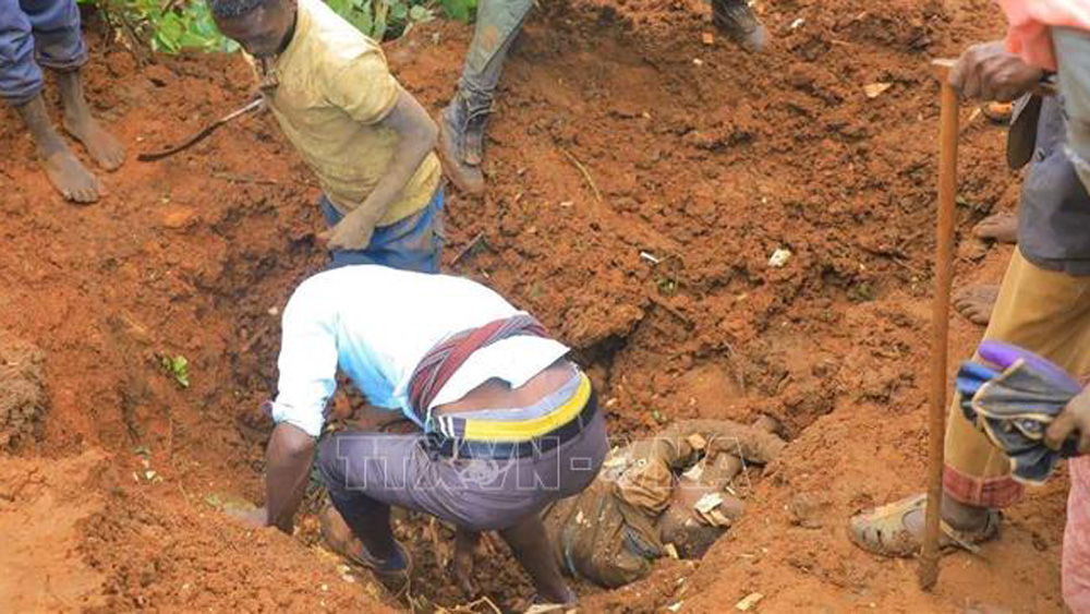 Lực lượng cứu hộ tìm kiếm các nạn nhân vụ lở đất ở huyện Geze Gofa, miền Nam Ethiopia, ngày 22/7/2024