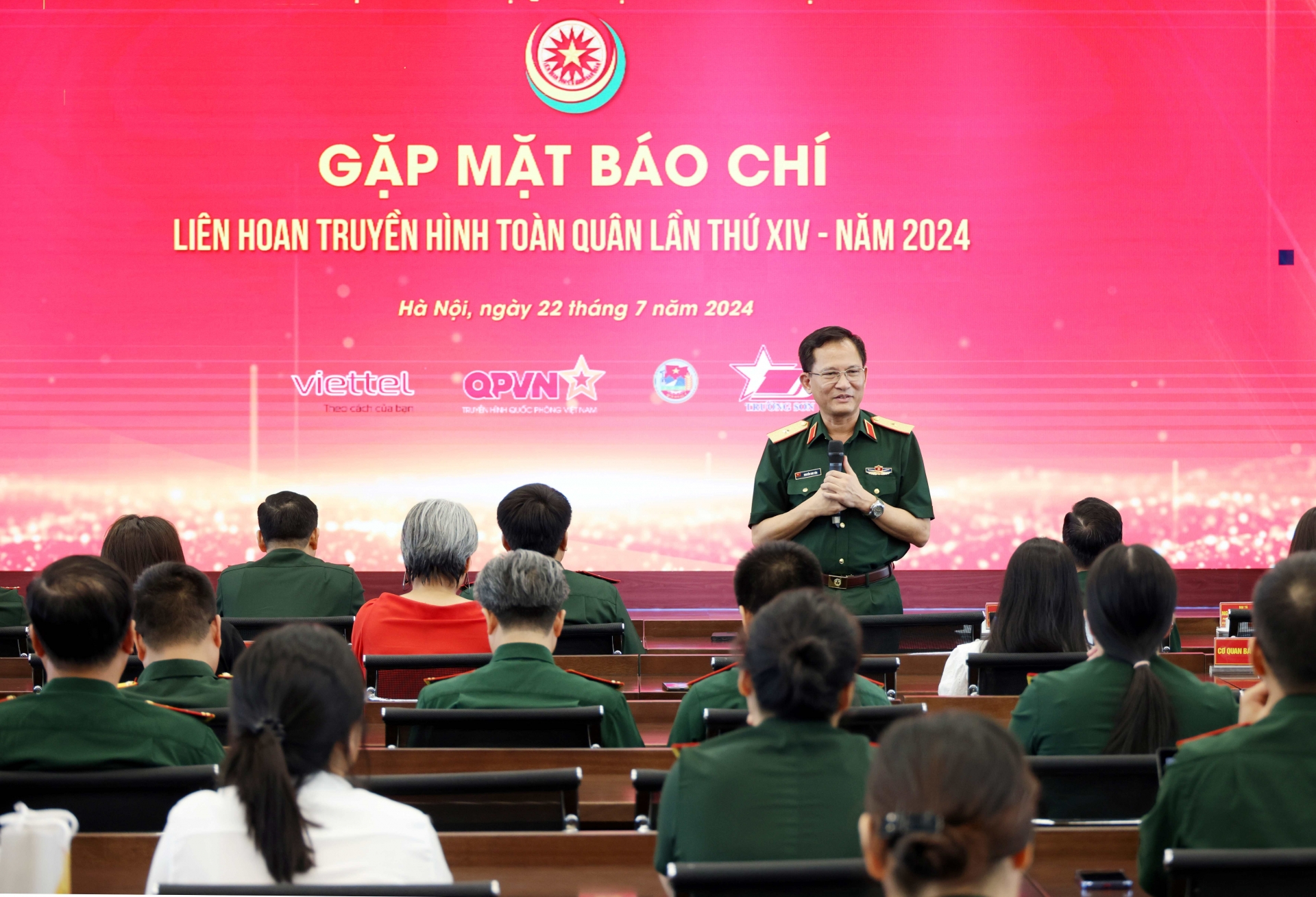 Thiếu tướng Nguyễn Kim Tôn, Giám đốc Trung tâm Phát thanh-Truyền hình Quân đội-Trưởng ban Tổ chức Liên hoan truyền hình toàn quân lần thứ 14  chủ trì buổi gặp mặt.  