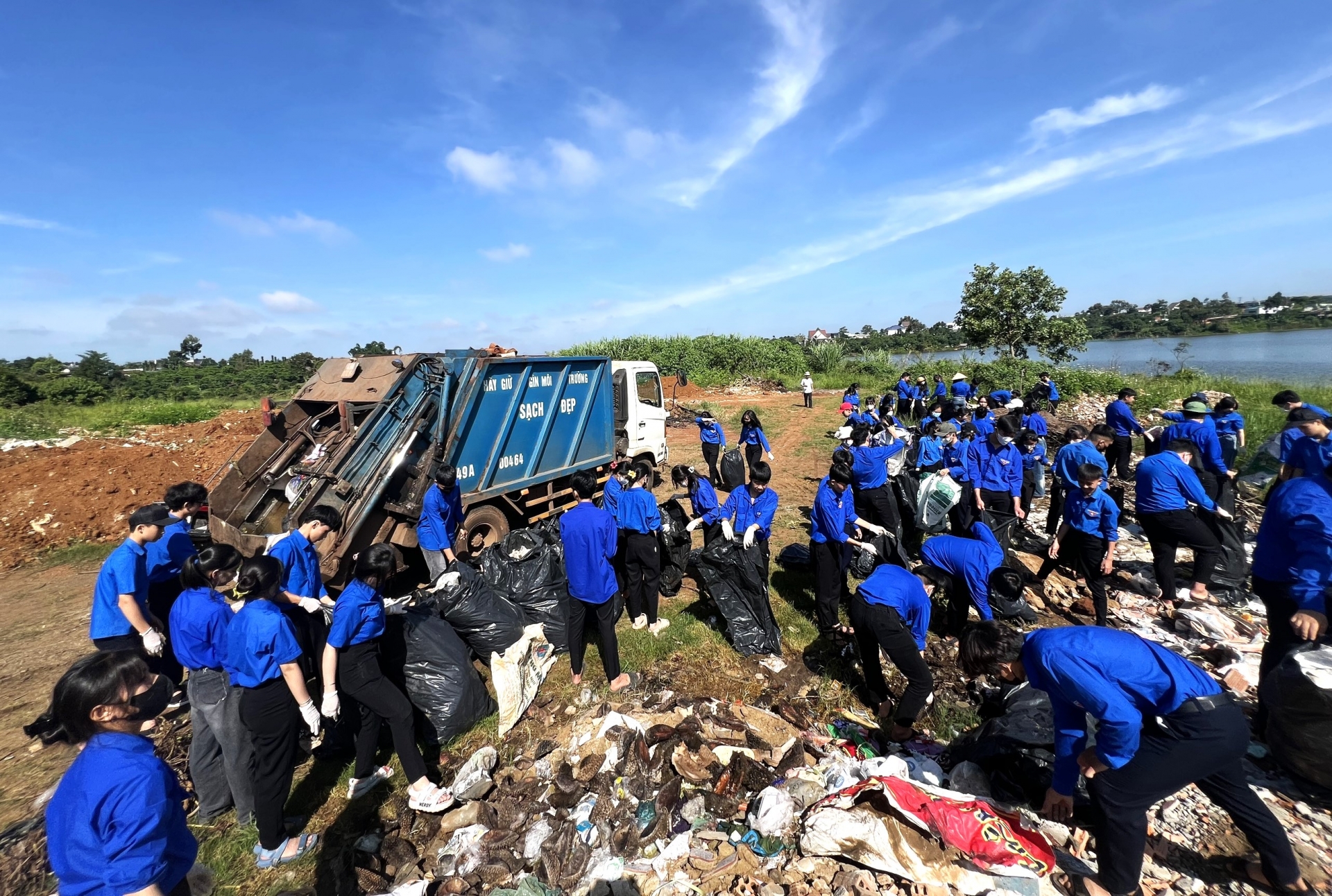 Bảo Lâm: Rác thải tại bờ hồ Lộc Thắng đã được dọn sạch