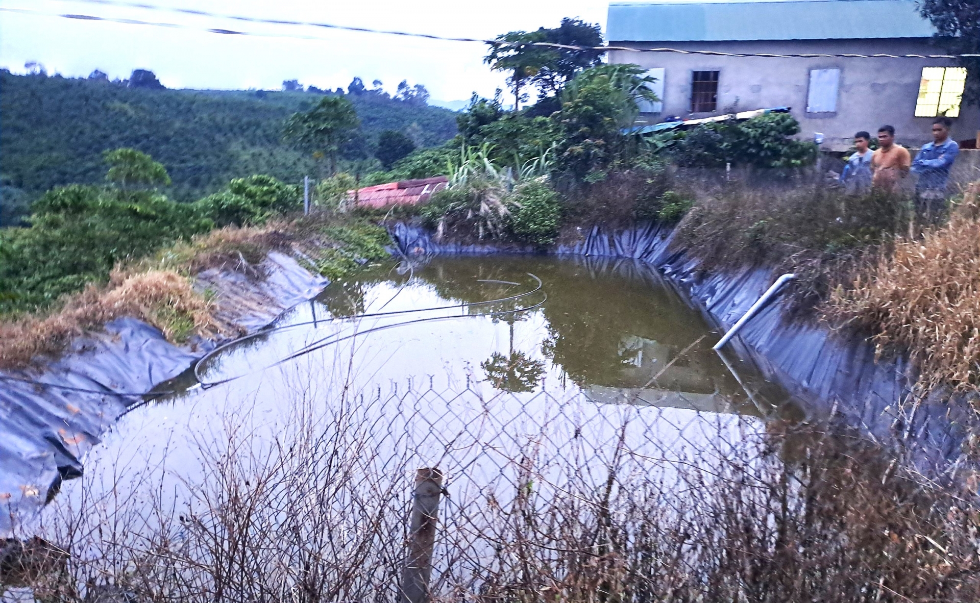 Hồ nước tưới cà phê của người dân tại buôn Hàng Lang (xã Lộc Phú) nơi 2 chị em trong một gia đình trượt chân bị đuối nước thương tâm