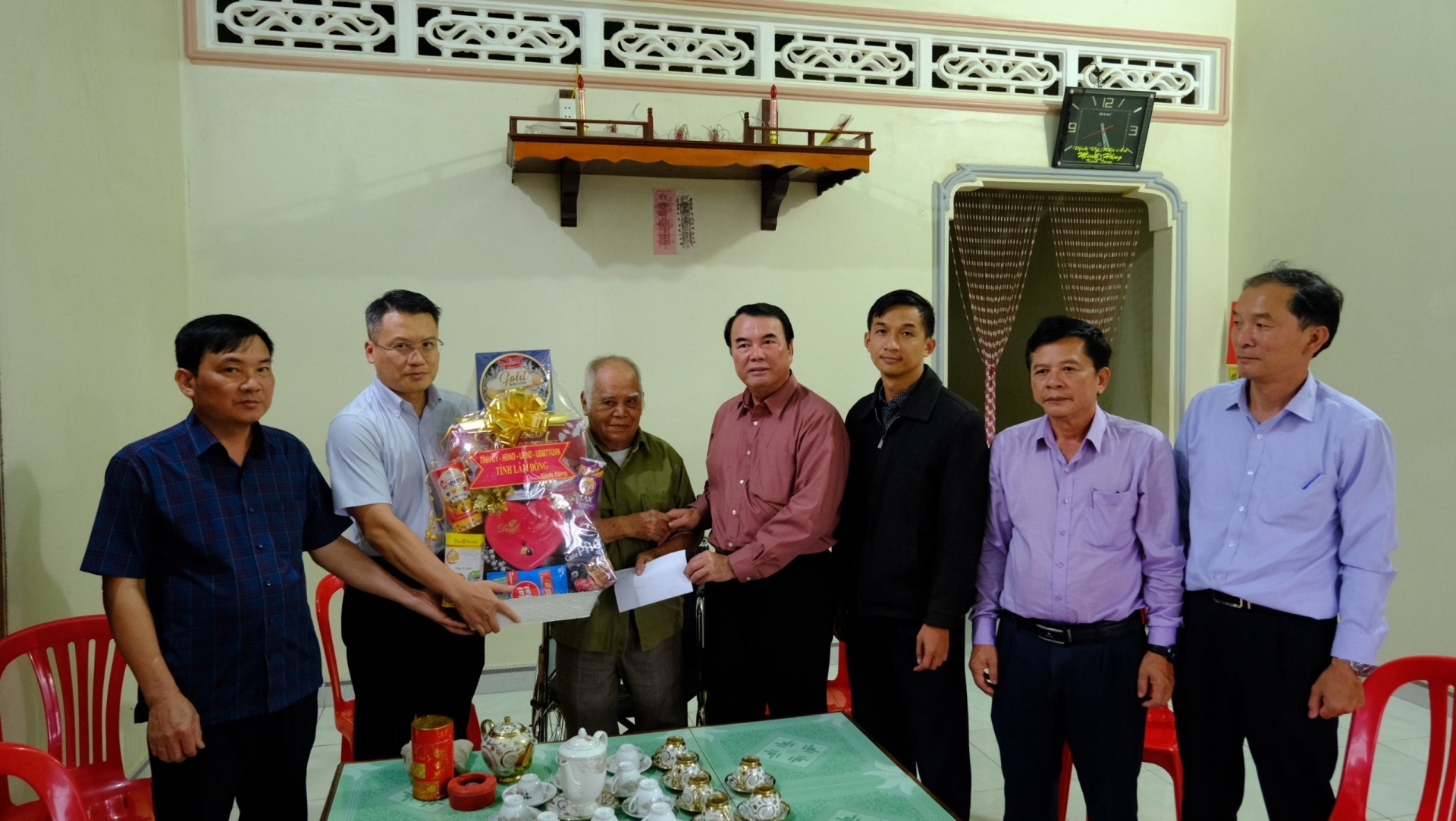 Phó Chủ tịch UBND tỉnh Phạm S thăm, tặng quà các gia đình thương binh và người có công huyện Cát Tiên, Đạ Tẻh