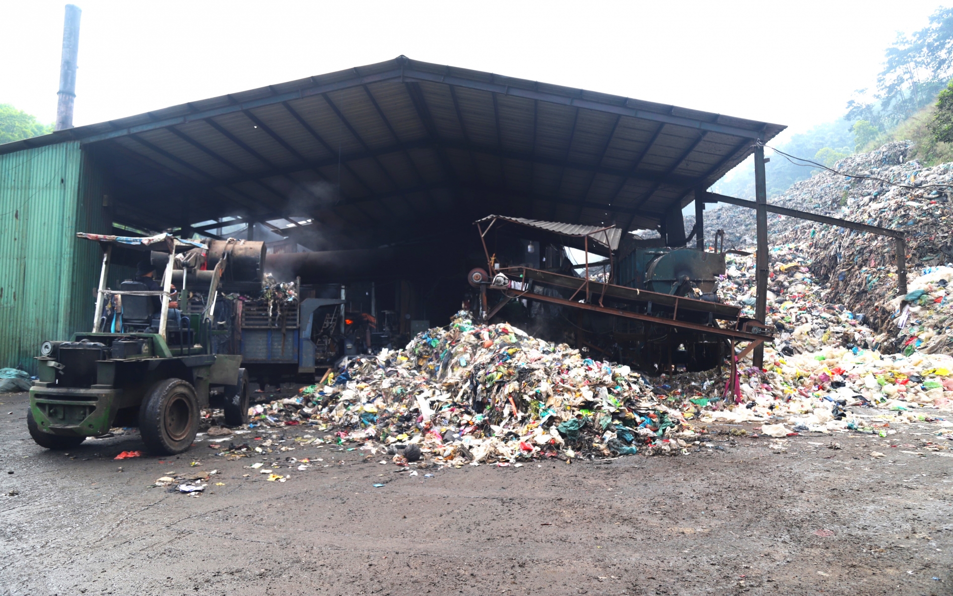 Hiện tại, công nhân làm việc tại Nhà máy xử lý rác Bảo Lộc vẫn đang bị nợ từ 2 - 3 tháng lương