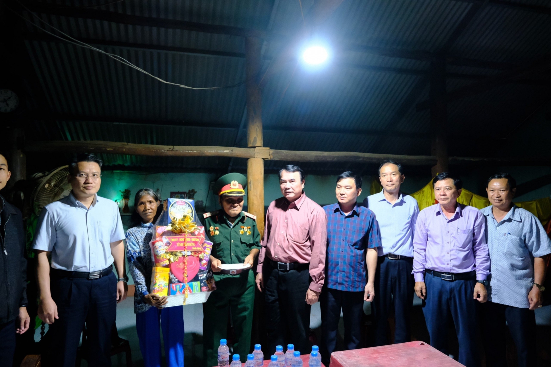 Phó Chủ tịch UBND tỉnh Phạm S cùng đoàn công tác thăm hỏi, tặng quà ông Điểu K Xăng ở huyện Cát Tiên