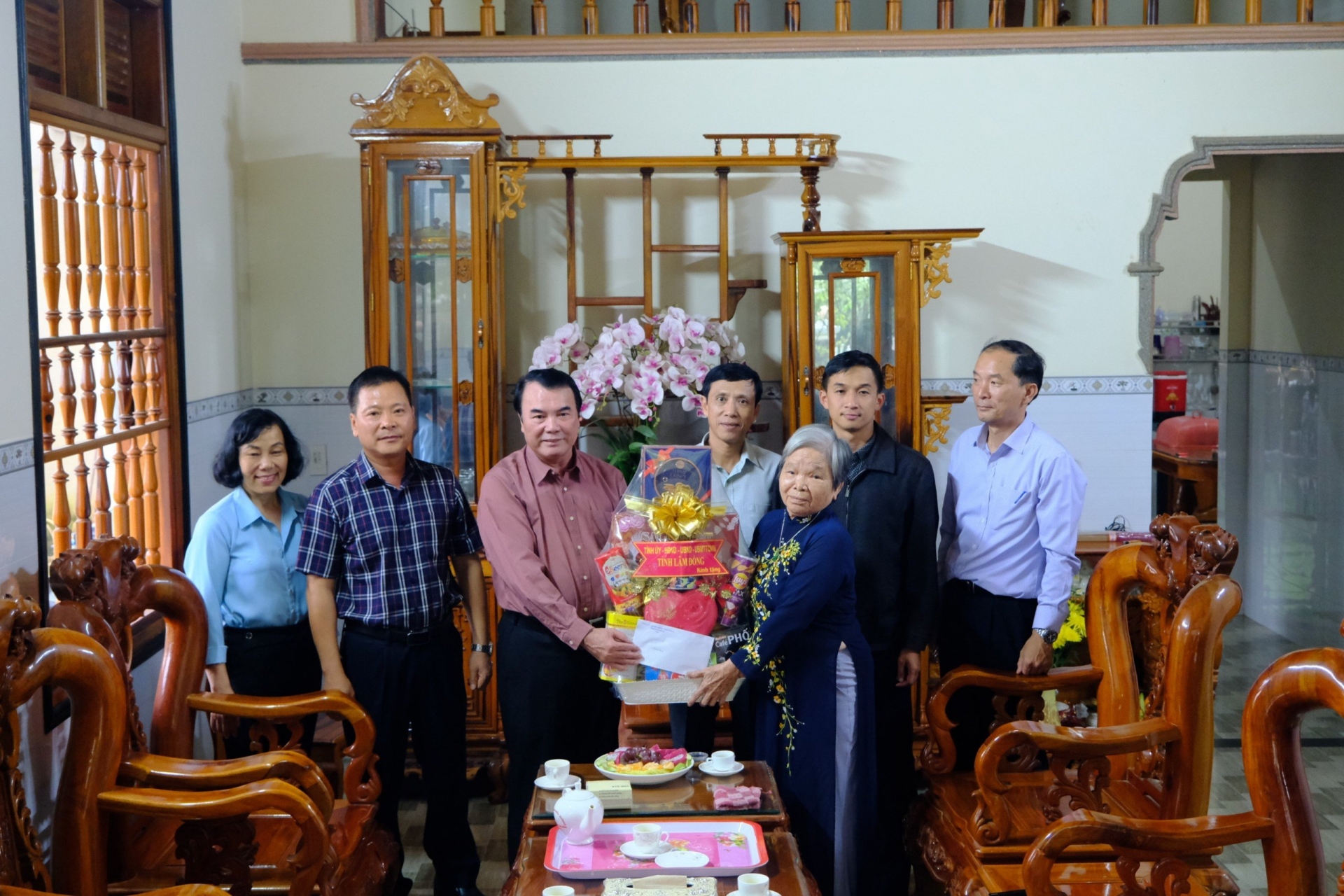Phó Chủ tịch UBND tỉnh Phạm S cùng đoàn công tác thăm hỏi, tặng quà bà Mai Thị Bưởi ở huyện Đạ Tẻh