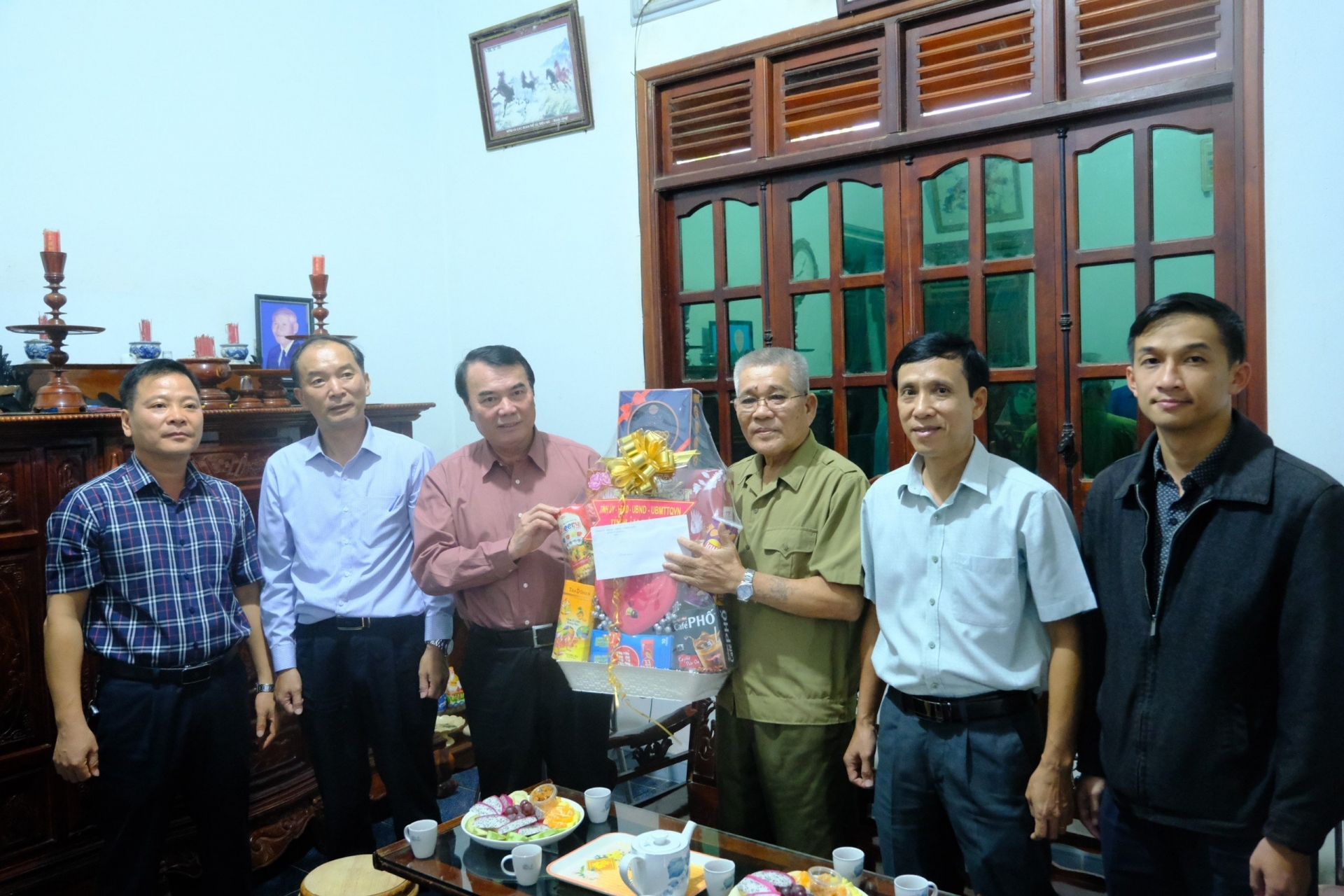 Phó Chủ tịch UBND tỉnh Phạm S cùng đoàn công tác thăm hỏi, tặng quà ông Lê Trung Tiễn ở huyện Đạ Tẻh