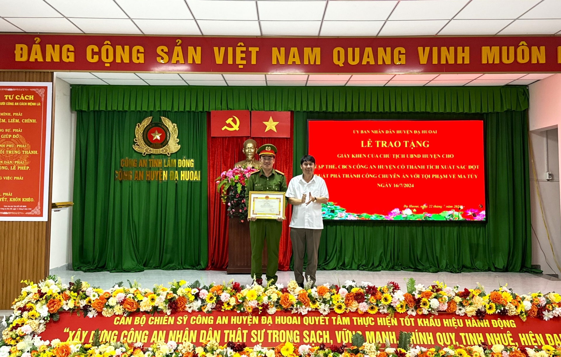 Chủ tịch UBND huyện Đạ Huoai Lê Bình Minh trao giấy khen và thưởng nóng Công an huyện Đạ Huoai 10 triệu đồng vì đã có thành tích xuất sắc phá thành công chuyên án ma túy
