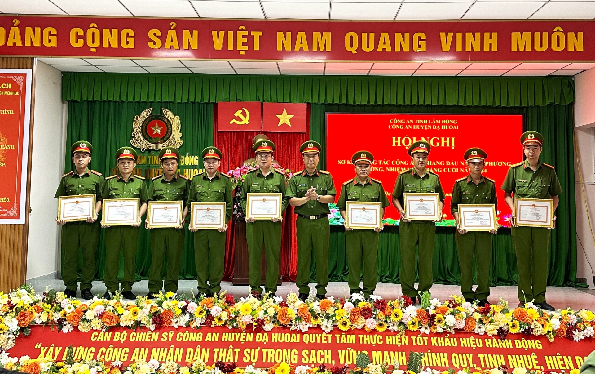Các tập thể, cá nhân thuộc Công an huyện Đạ Huoai nhận khen thưởng của Giám đốc Công anh tỉnh Lâm Đồng