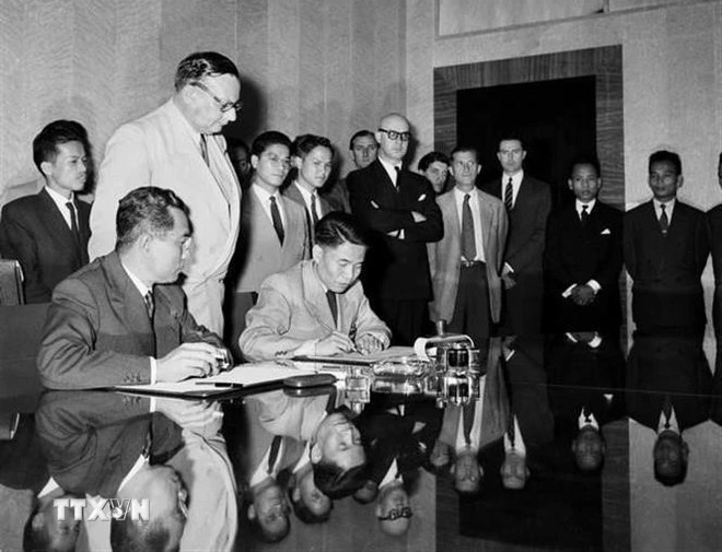 Ngày 20/7/1954, Thứ trưởng Bộ Quốc phòng Tạ Quang Bửu (hàng ngồi thứ hai từ trái sang) thay mặt Chính phủ và Bộ Tổng tư lệnh Quân đội nhân dân Việt Nam ký Hiệp định đình chiến ở Việt Nam. Ngay sau đó, Hiệp định đình chiến ở Lào và Campuchia cũng được ký kết, tại Hội nghị Geneva (Thụy Sĩ). (Ảnh: Tư liệu TTXVN)