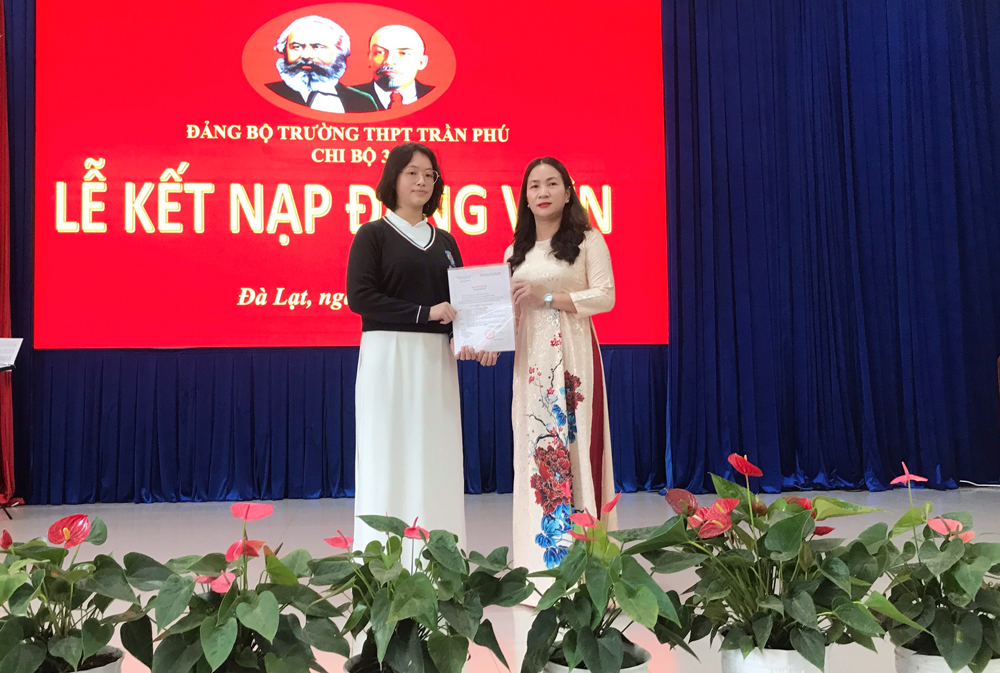 Đồng chí Nguyễn Kim Ngân được nhận Quyết định kết nạp Đảng