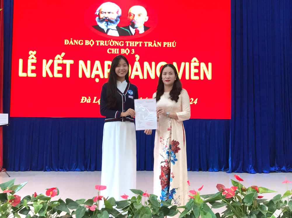 Đồng chí Nguyễn Khánh Linh được nhận Quyết định kết nạp Đảng