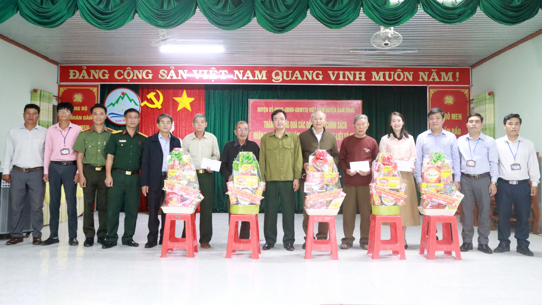 Đồng chí Nguyễn Văn Lộc – Bí thư Huyện ủy cùng đoàn thăm các gia đình chính sách tiêu biểu ở xã Rô Men
