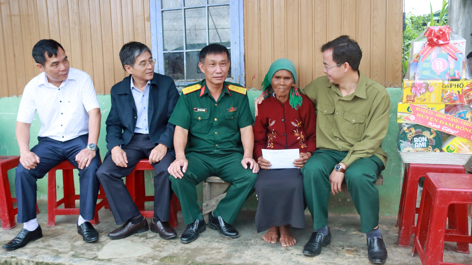 Đồng chí Nguyễn Văn Lộc - Bí thư Huyện ủy cùng đoàn thăm gia đình bà Kră Jăn K’Brê là mẹ liệt sỹ ở xã Đạ Tông
