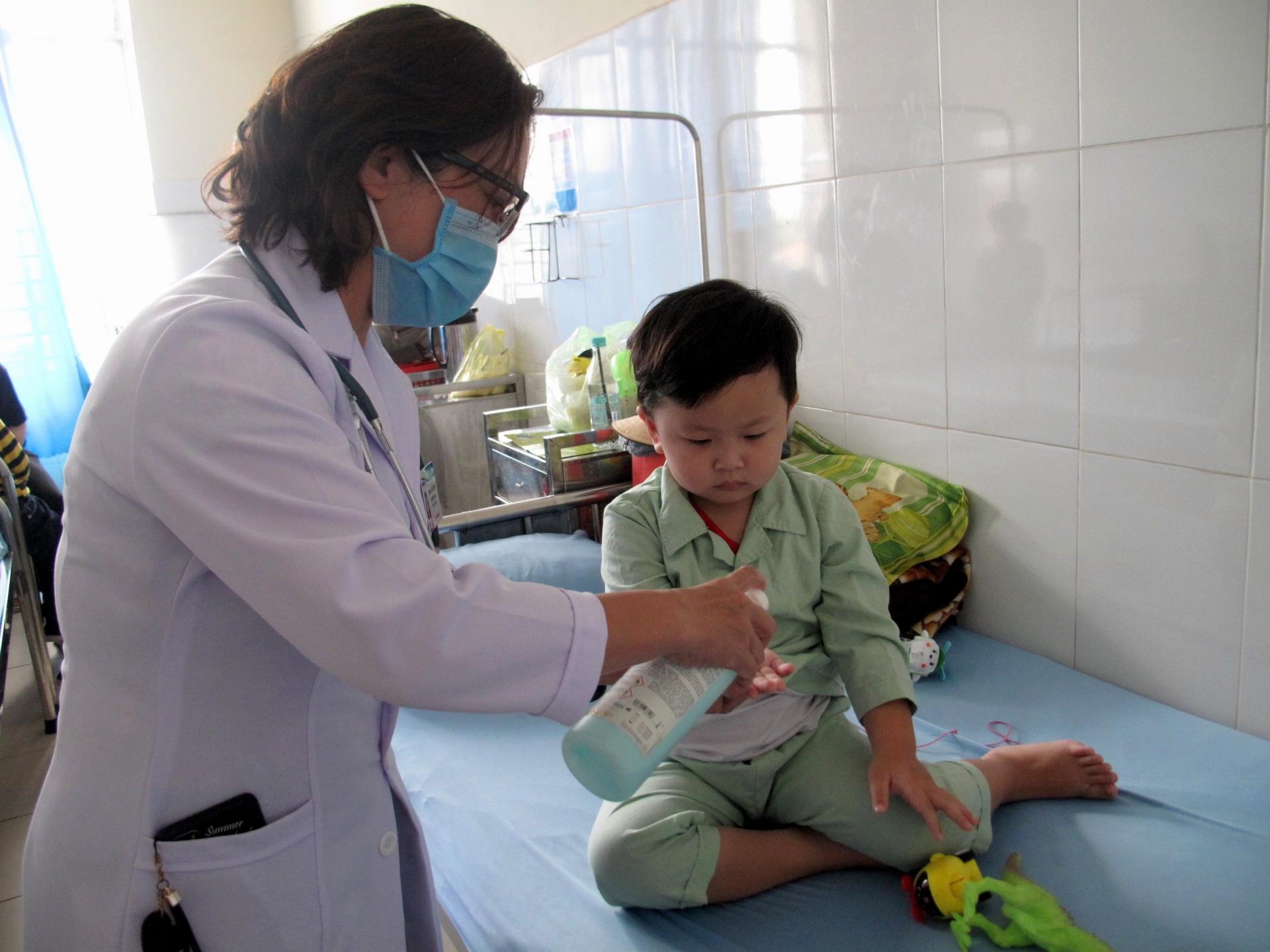 Bác sĩ Khoa Nhi Bệnh viện Đa khoa Lâm Đồng hướng dẫn bệnh nhi rửa tay sát khuẩn phòng bệnh tay chân miệng