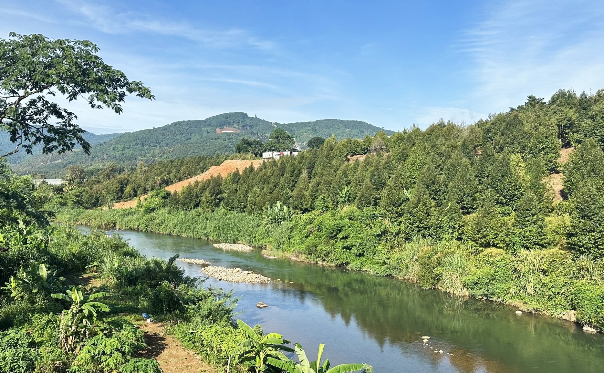 Khúc sông Đạ Huoai, đoạn chảy qua Thôn 1 (xã Hà Lâm) nơi người dân phát hiện thi thể ông P.V.D