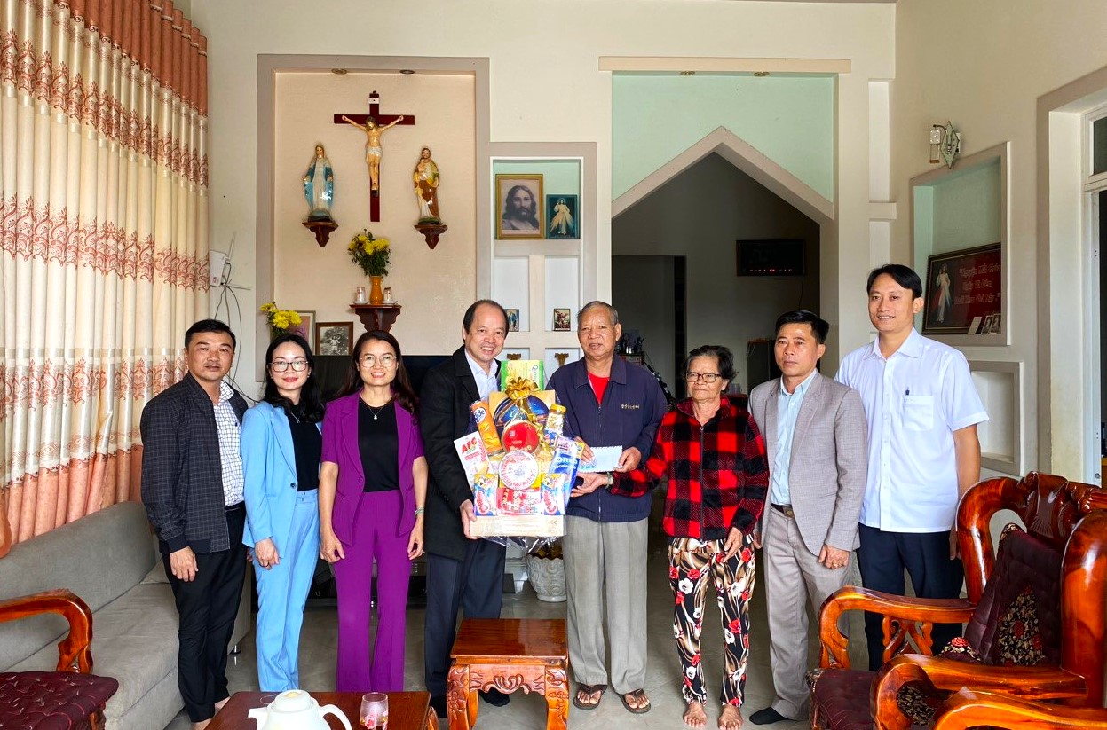 Đồng chí Bí thư huyện uỷ Nguyễn Viết Vân cùng cùng thành viên đoàn công tác thăm và tặng quà cho gia đình thương binh K’Brel – tổ dân phố 3, thị trấn Lộc Thắng