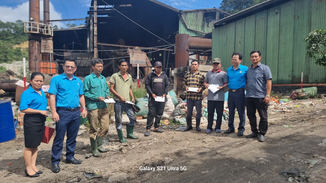Liên đoàn Lao động TP Bảo Lộc thăm, động viên công nhân làm việc tại Nhà máy xử lý rác