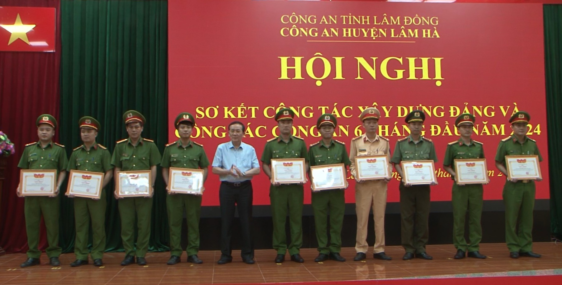 Đồng chí Nguyễn Văn Hoàng - Chủ tịch UBND huyện Lâm Hà trao giấy khen cho các tập thể, cá nhân