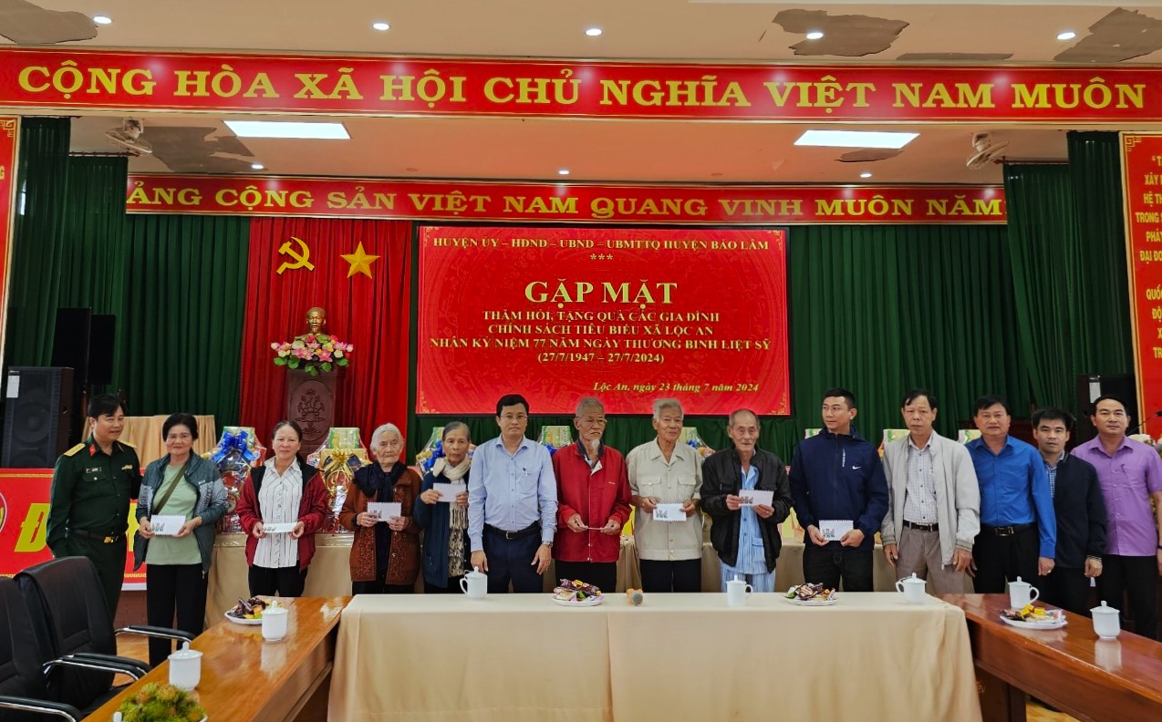 Đồng chí Trương Hoài Minh - Phó Bí thư Huyện ủy, Chủ tịch UBND huyện tặng quà các gia đình chính sách, người có công trên địa bàn xã Lộc An