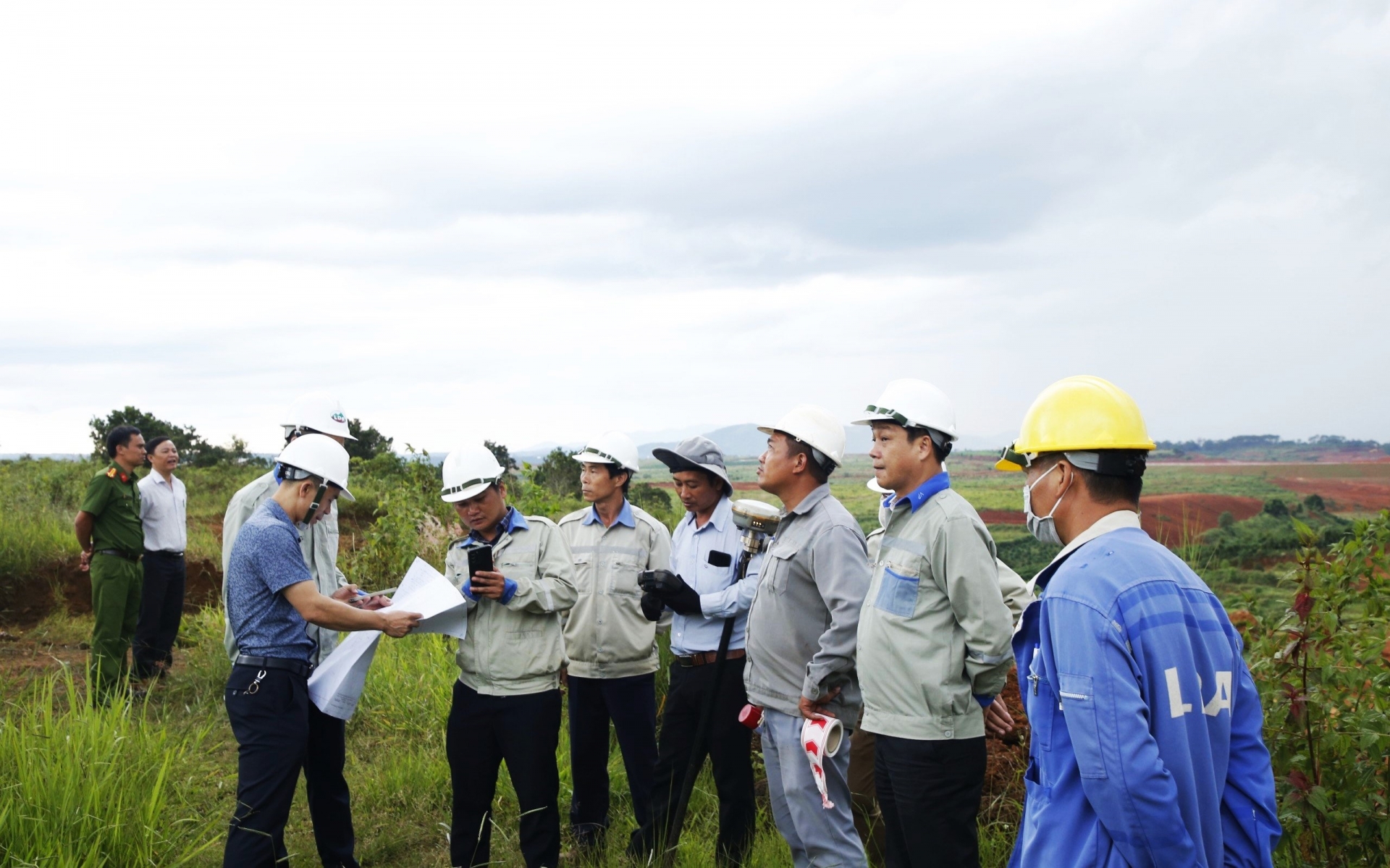 Cơ quan chức năng tiến hành bàn giao 15,7 ha đất thu hồi của 2 công ty Vĩnh Tiến và Vĩnh Lộc cho Công ty Nhôm Lâm Đồng thực hiện khai thác bô xít