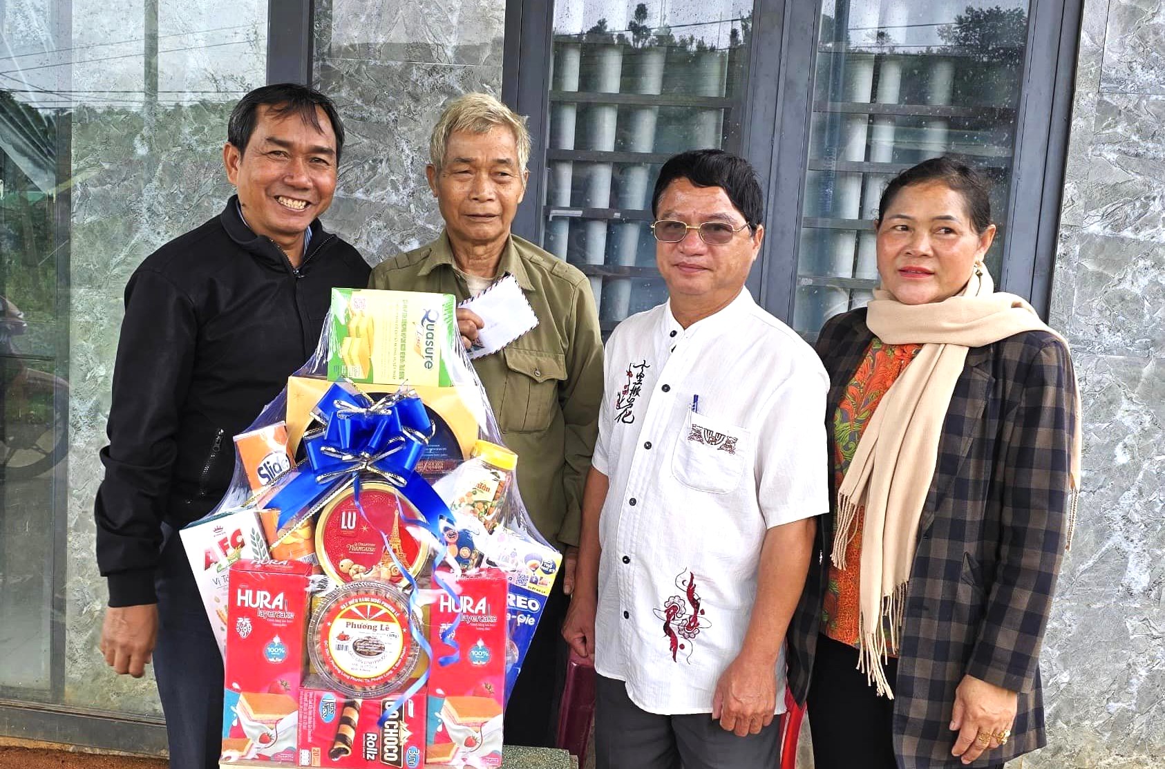 Đồng chí KLình - Phó Bí thư Thường trực Huyện ủy, Chủ tịch HĐND huyện Bảo Lâm thăm, tặng quà gia đình chính sách tại xã Lộc Bảo