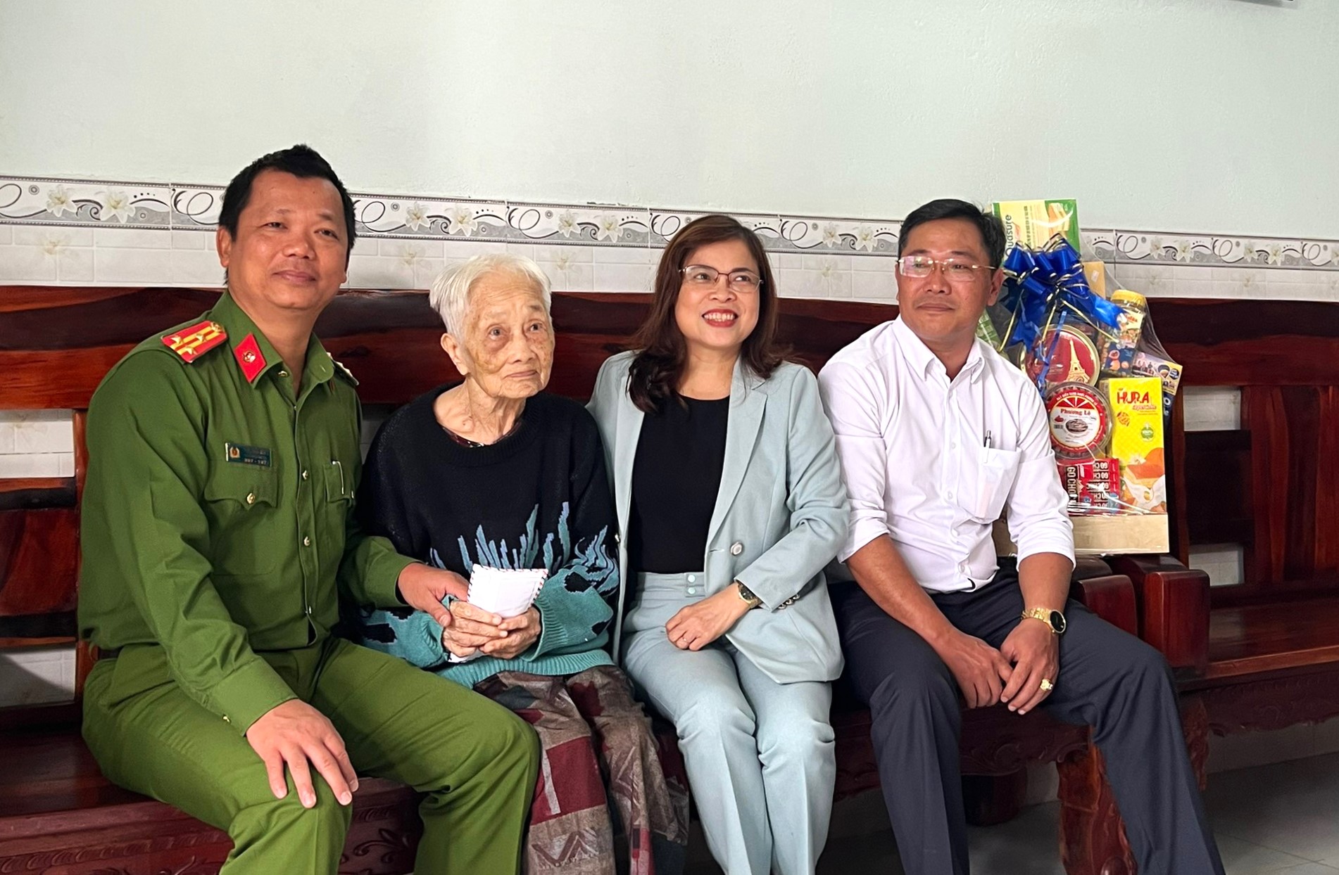 Lãnh đạo Công an huyện Bảo Lâm thăm, tặng quà Mẹ Việt Nam Anh hùng Bùi Thị Xê (ngụ tại xã Lộc Thành)