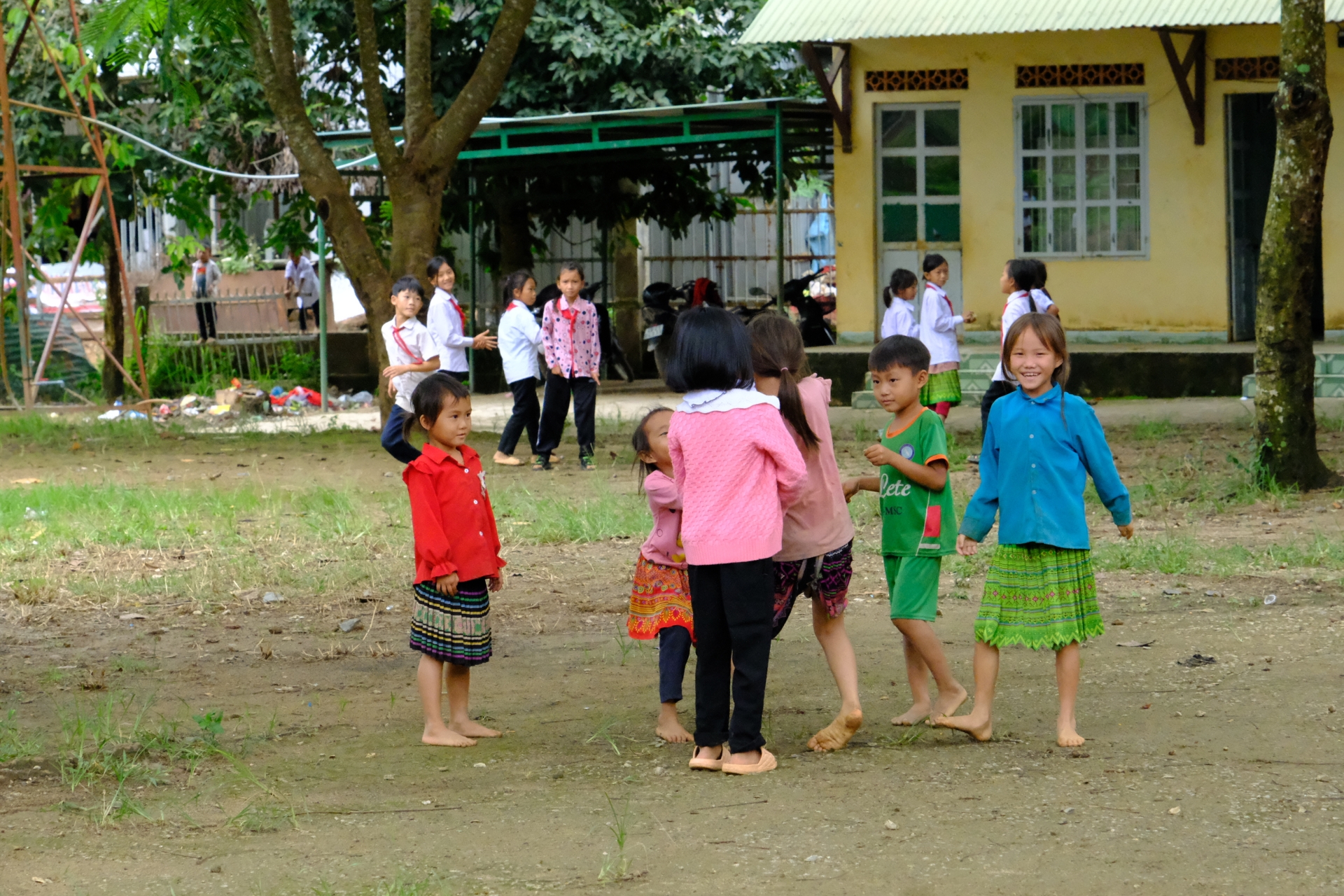 Học sinh tại điểm trường Đạ MPô xã Liêng SRônh, huyện Đam Rông trong giờ ra chơi. 