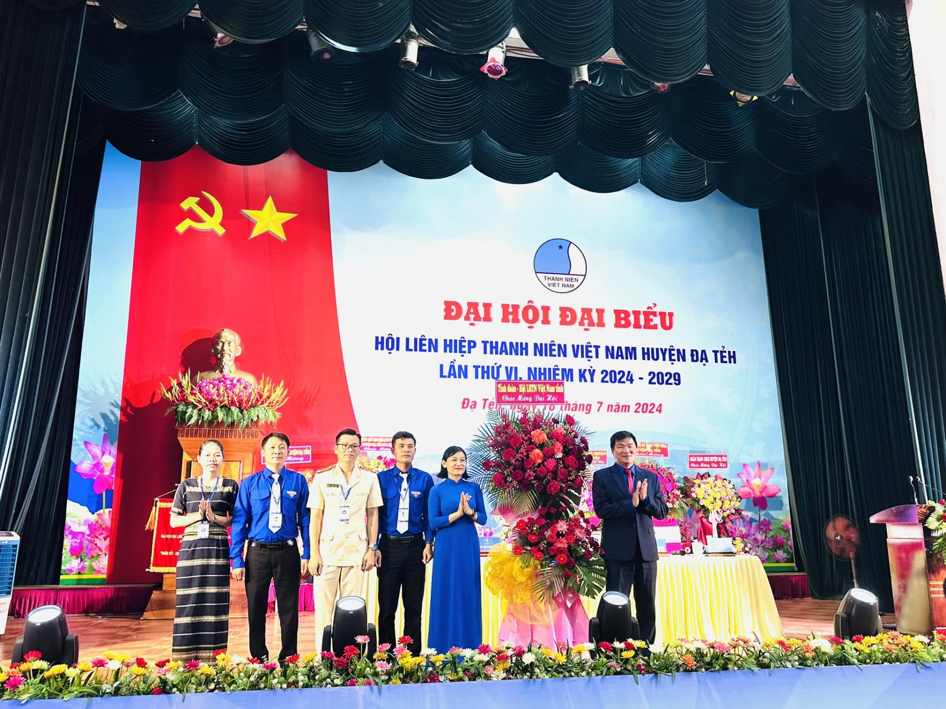 Đại diện Hội LHTN Việt Nam tỉnh Lâm Đồng tặng hoa, chúc mừng Đại hội. 