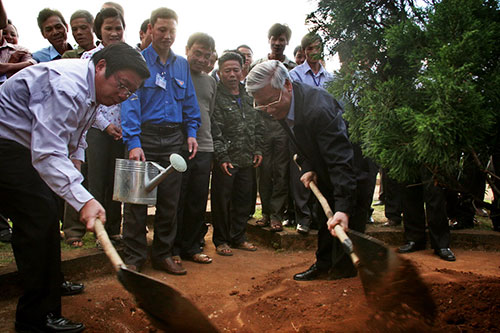 Tổng Bí thư và lãnh đạo tỉnh Lâm Đồng trồng cây lưu niệm tại xã Đông Thanh