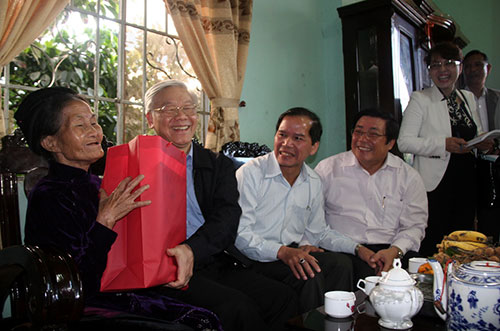 Tổng Bí thư tặng quà cho gia đình cụ Trần Thị Đát.