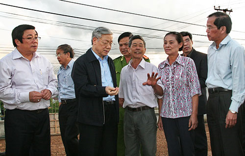 Tổng Bí thư thăm và trò chuyện cùng gia đình ông Trần Văn Mùi.