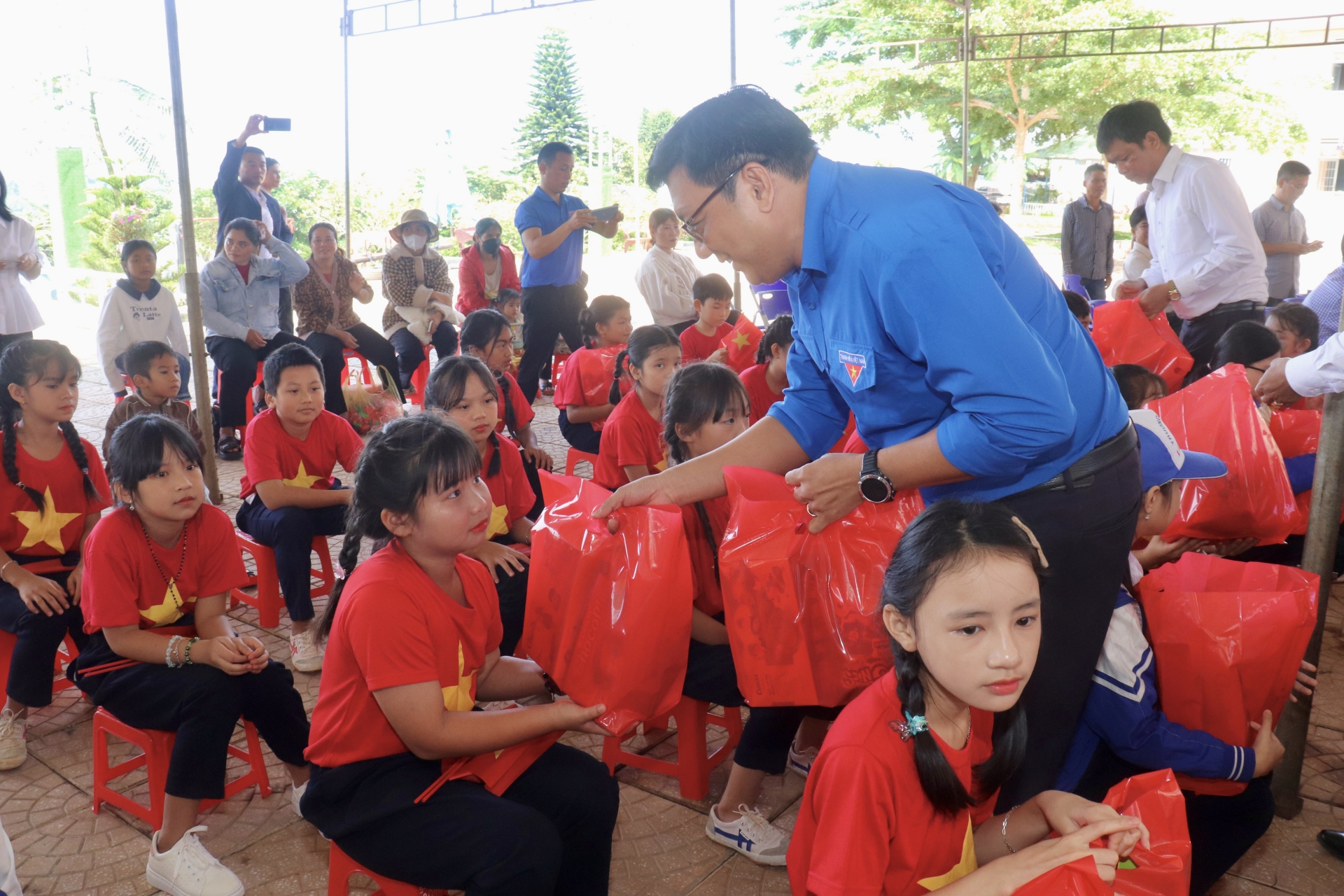 200 phần quà được trao cho các em học sinh xã Liên Đầm