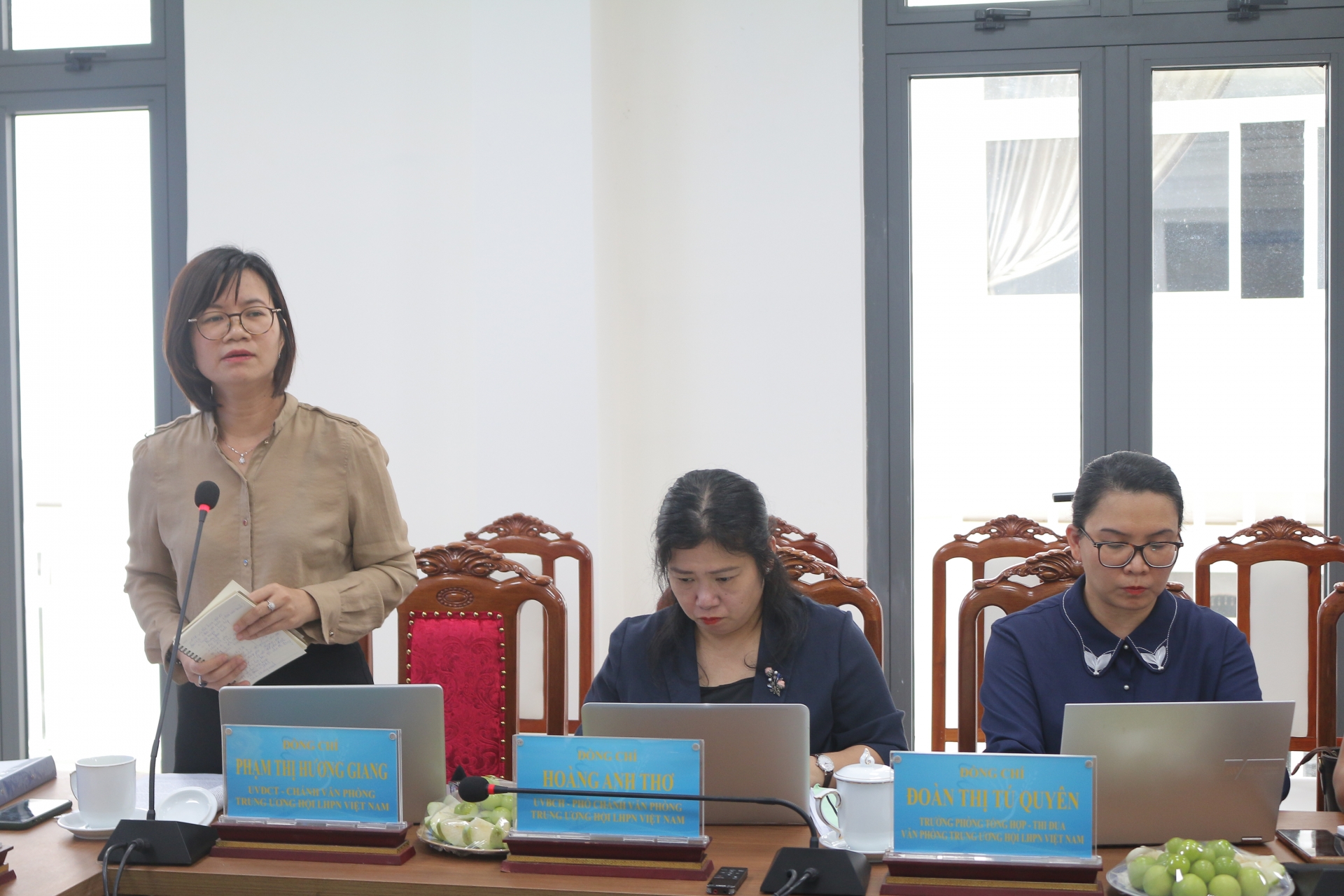 Thành viên Đoàn công tác Trung ương Hội LHPN Việt Nam đề nghị Hội LHPN tỉnh Lâm Đồng làm rõ một số nội dung