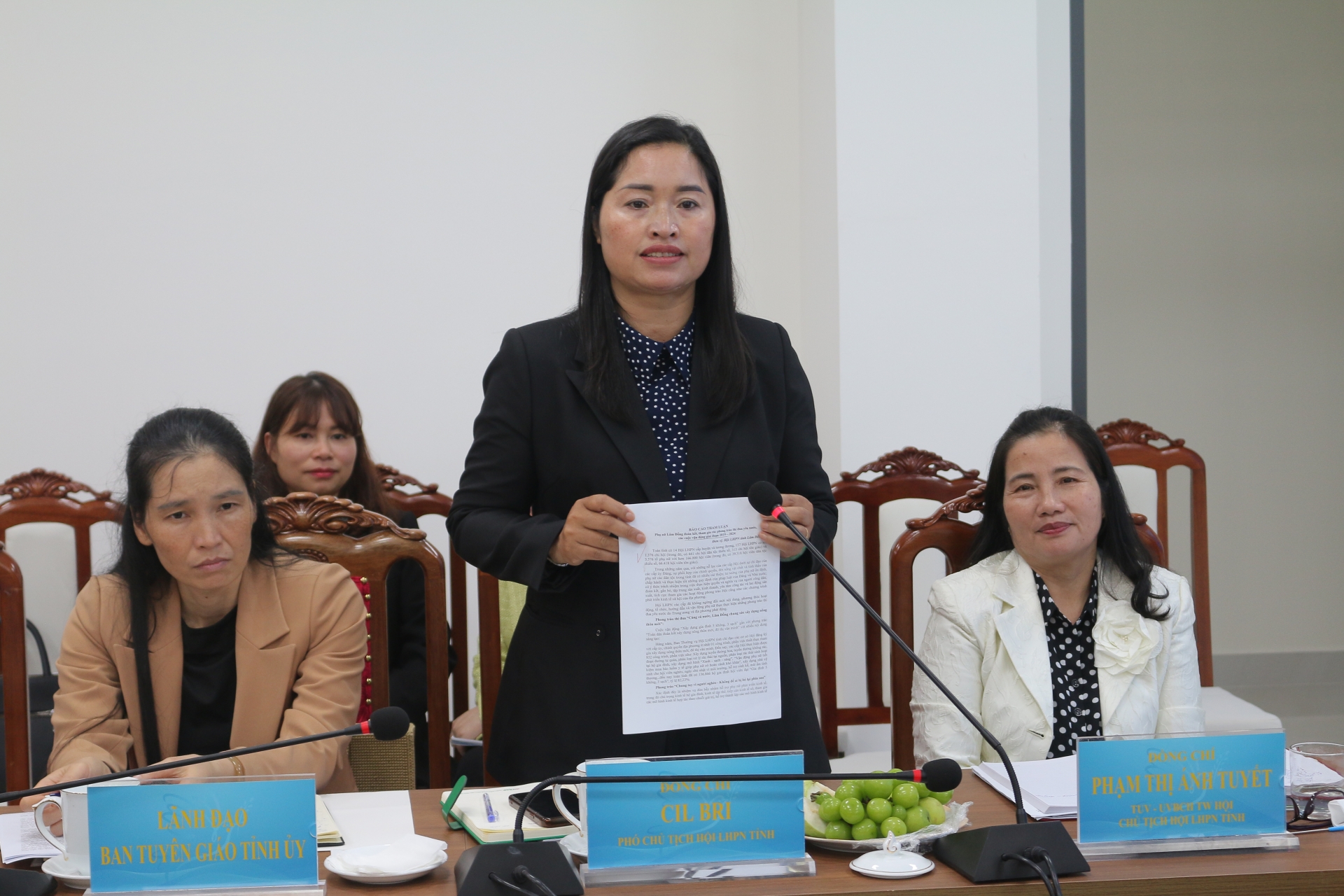 Bà Cil Bri - Phó Chủ tịch Hội LHPN tỉnh trao đổi thêm về các nội dung Đoàn công tác gợi ý