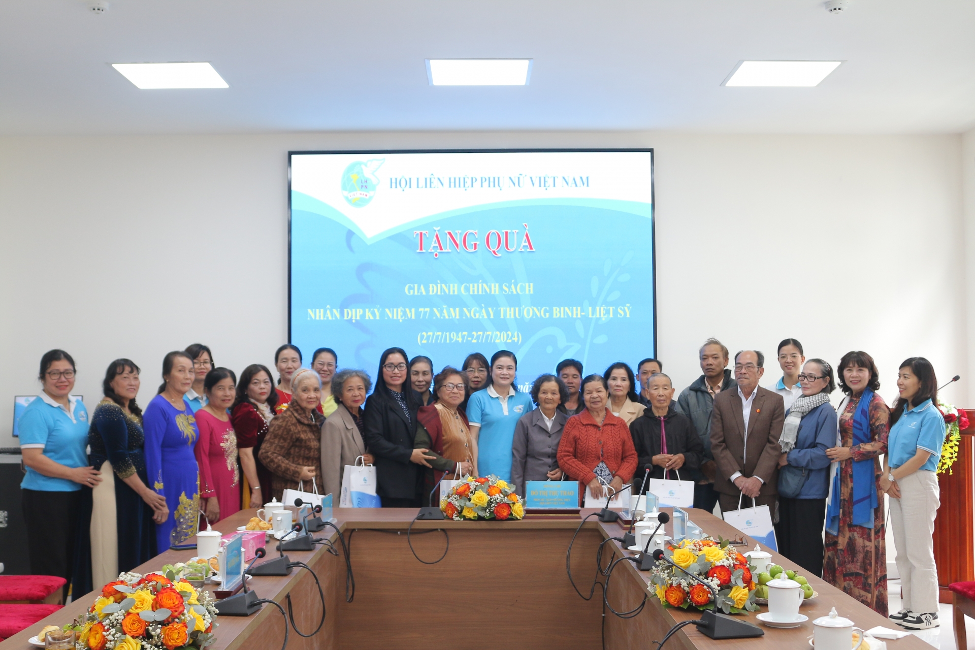 Đoàn công tác của Trung ương Hội LHPN Việt Nam thăm, tặng quà cho các gia đình chính sách tại tỉnh Lâm Đồng
