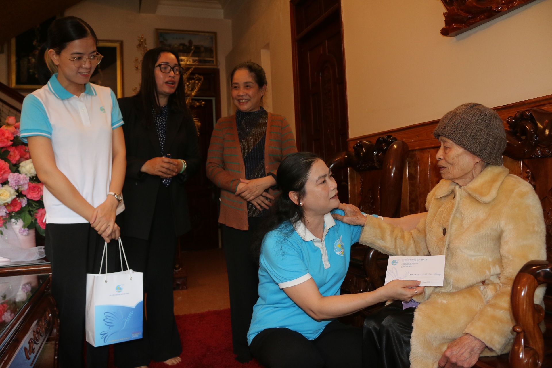 Phó Chủ tịch Thường trực Hội LHPN Việt Nam Đỗ Thị Thu Thảo tặng quà động viên Mẹ Việt Nam Anh hùng Trần Thị Thung 