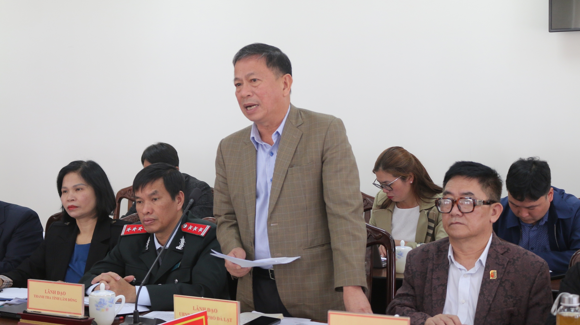 Đại diện lãnh đạo UBND TP Đà Lạt thông tin về một công ty ở xã Xuân Trường sử dụng thuốc diệt cỏ gây ảnh hưởng đến cây trồng của người dân 