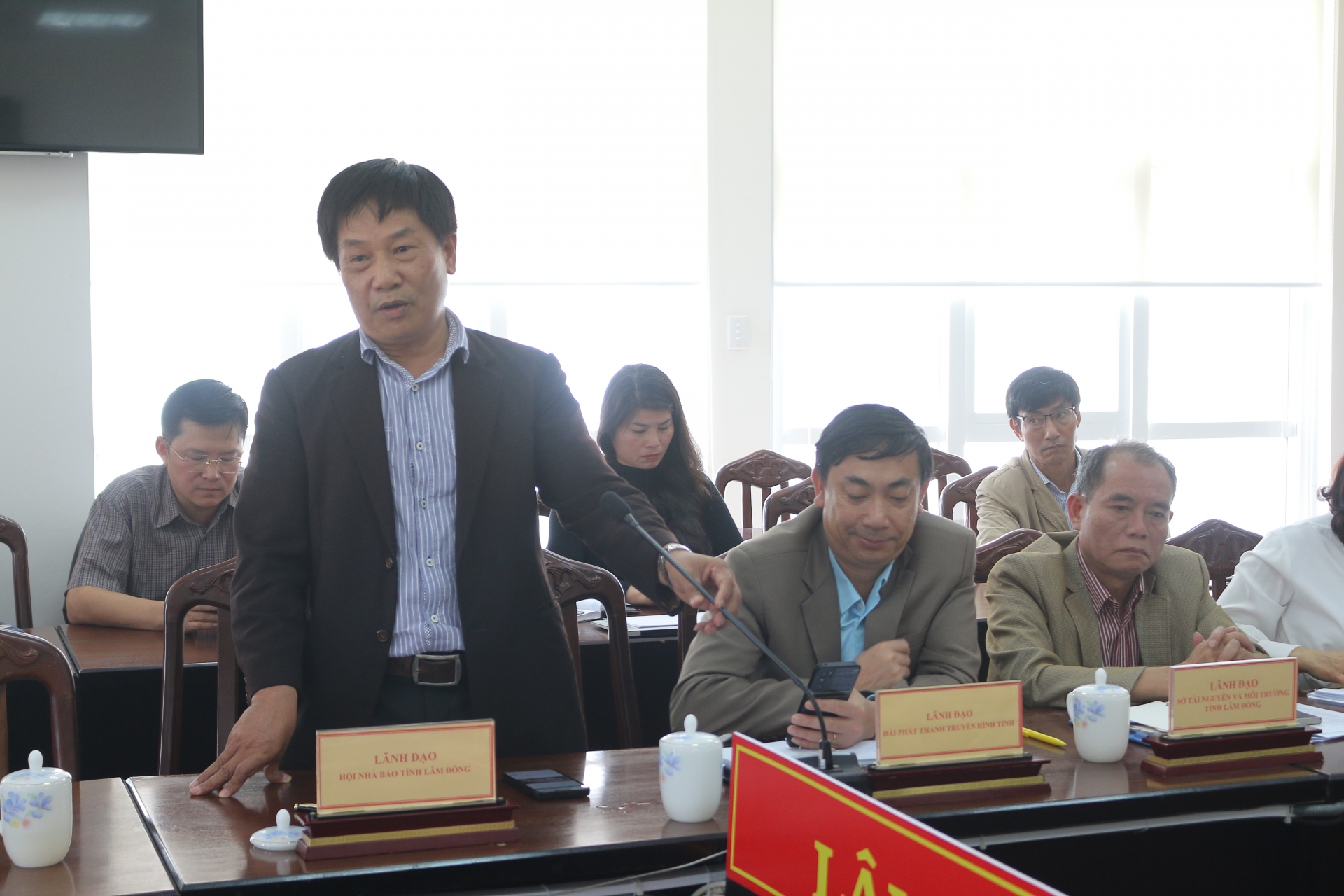 Chủ tịch Hội Nhà báo tỉnh Lâm Đồng Lê Văn Tòa trao đổi về vấn đề đạo đức người làm báo 