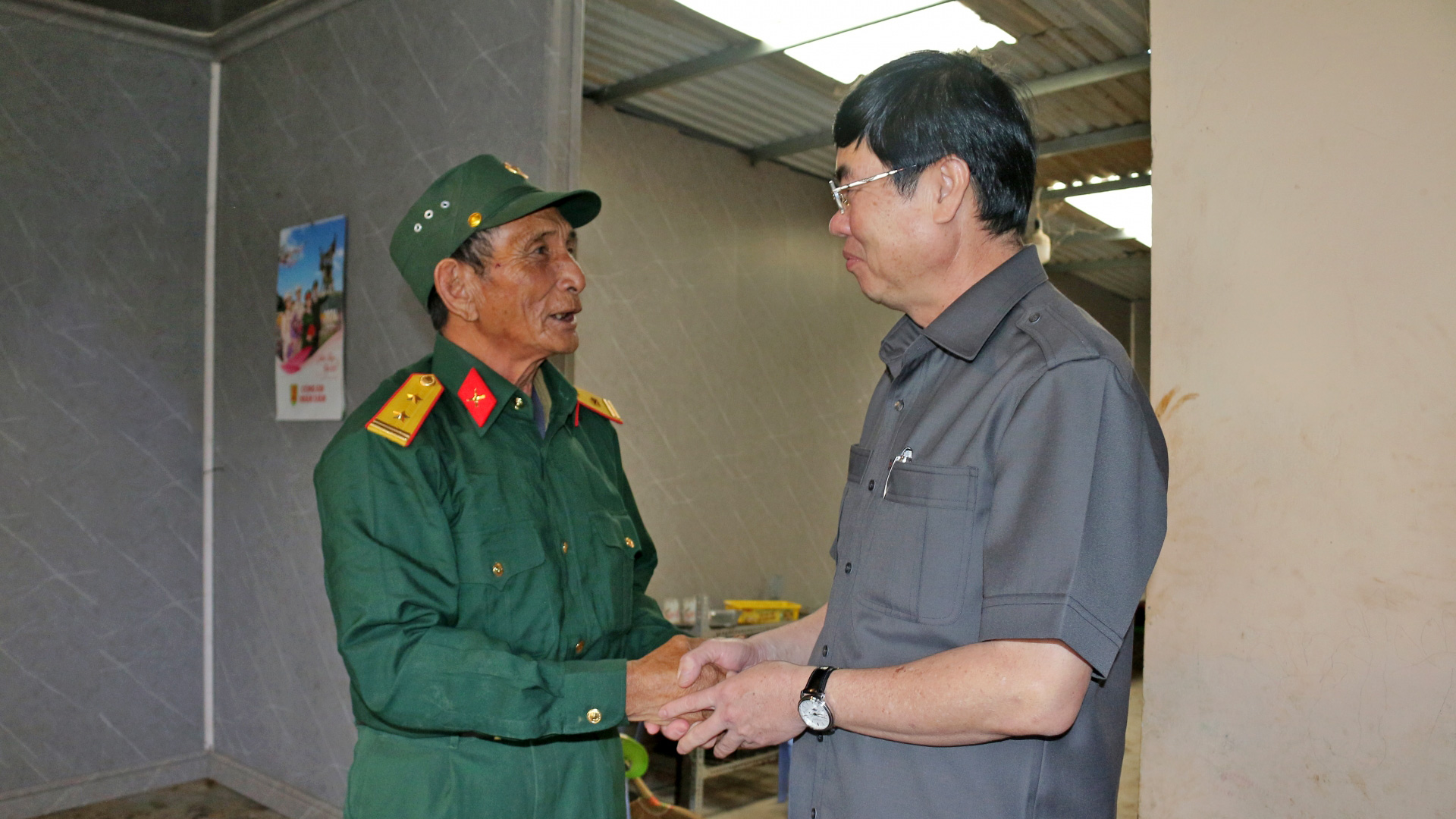 Phó Bí thư Thường trực Tỉnh ủy Trần Đình Văn thăm, tặng quà gia đình chính sách tại huyện Lạc Dương