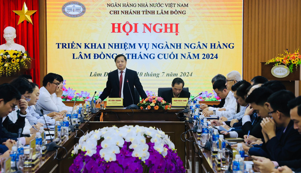 Ông Võ Văn Thanh - Giám đốc Ngân hàng Nhà nước Chi nhánh tỉnh Lâm Đồng điều hành Hội nghị
