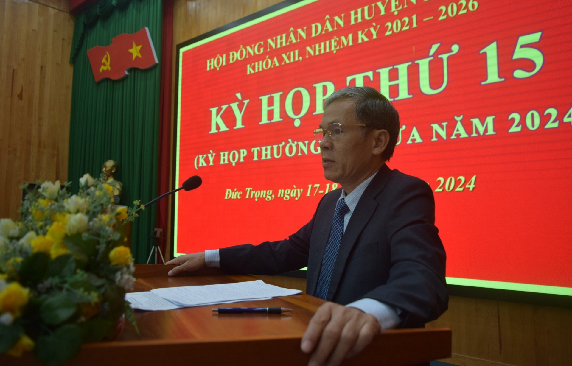 Đồng chí Nguyễn Văn Cường - Chủ tịch UBND huyện Đức Trọng tiếp thu và giải trình tại kỳ họp