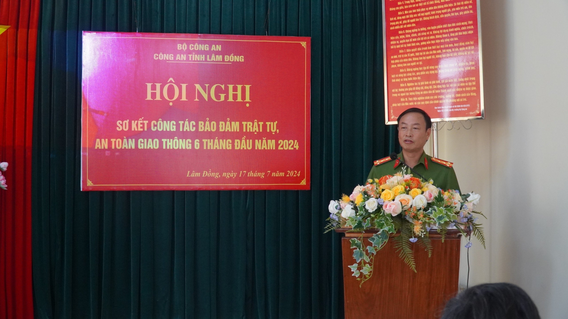 Đại tá Bùi Đức Thịnh - Phó Giám đốc Công an tỉnh phát biểu chỉ đạo tại hội nghị
