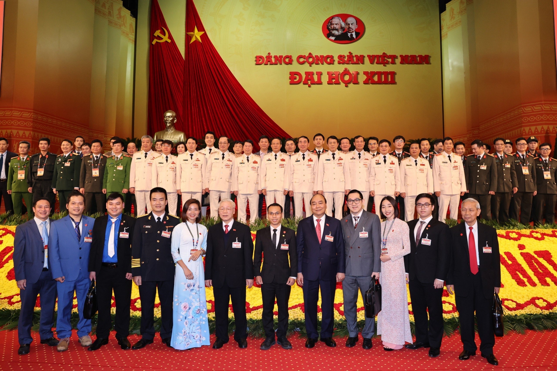 Anh Lưu Lập Đức (hàng trước, thứ 3 từ trái qua) cùng đoàn đại biểu chụp hình lưu niệm cùng Tổng Bí thư Nguyễn Phú Trọng và các đồng chí lãnh đạo Đảng, Nhà nước