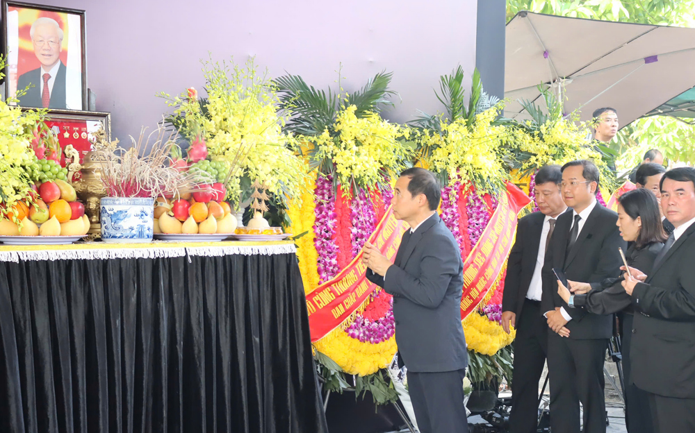 Đoàn lãnh đạo tỉnh Lâm Đồng do đồng chí Nguyễn Thái Học - Quyền Bí thư Tỉnh ủy đến viếng mộ Tổng Bí thư