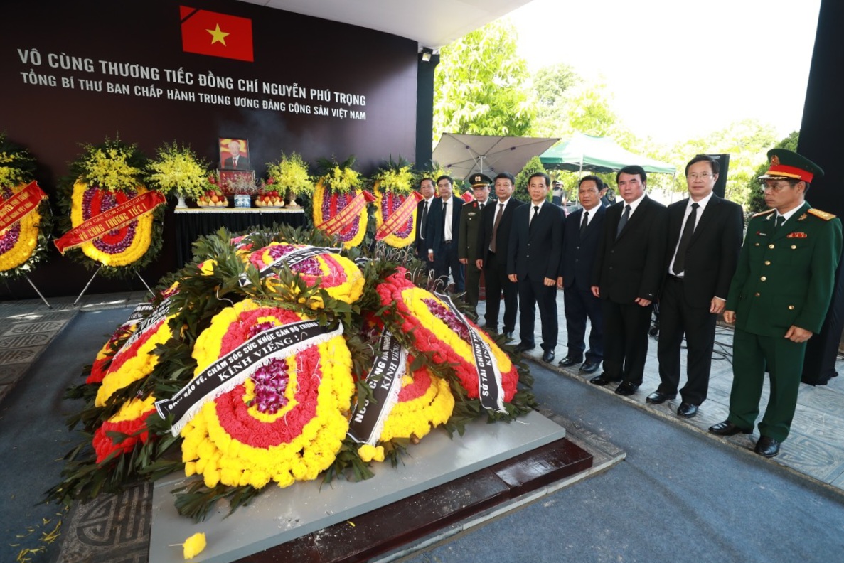 Đoàn lãnh đạo tỉnh Lâm Đồng viếng Tổng Bí thư Nguyễn Phú Trọng