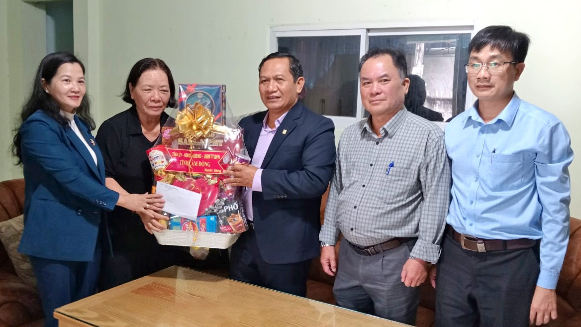 Phó Chủ tịch HĐND tỉnh K’ Mák thăm, tặng quà gia đình chính sách tiêu biểu tại Đơn Dương