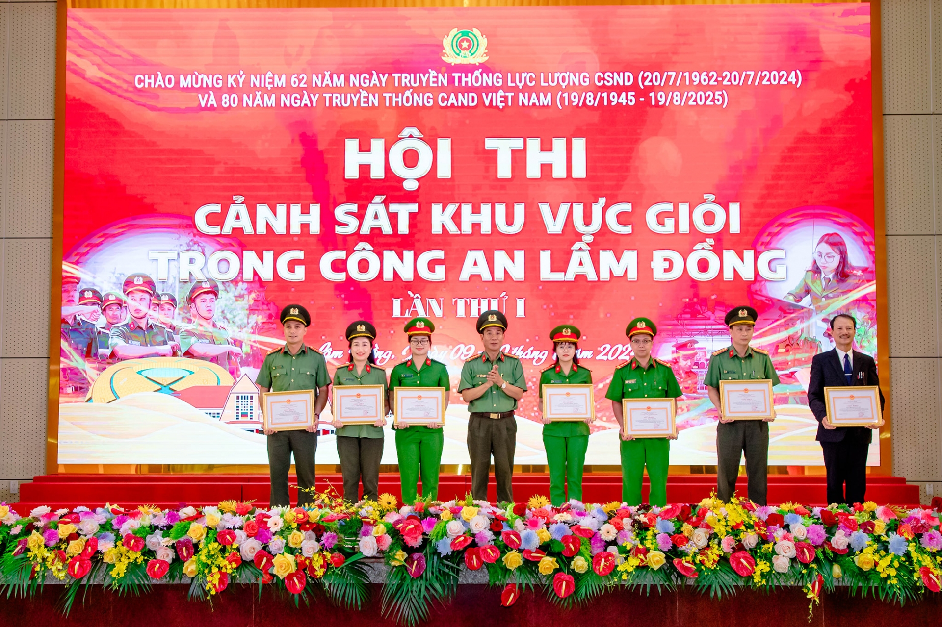Đại tá Lê Hồng Phong - Ủy viên BCH Đảng bộ tỉnh, Phó Bí thư Đảny ủy, Phó Giám đốc Công an tỉnh trao Giấy khen của Giám đốc Công an tỉnh cho các cá nhân có thành tích xuất sắc