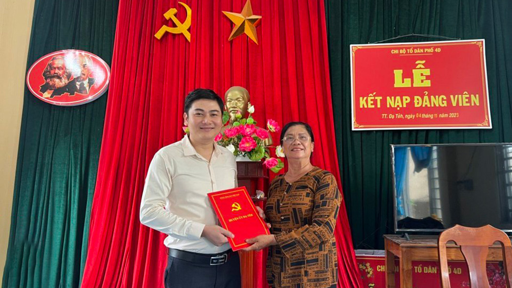 Kết nạp Đảng cho quần chúng Lê Tiến Dũng - 
Chi hội phó nông dân TDP 4D, thị trấn Đạ Tẻh