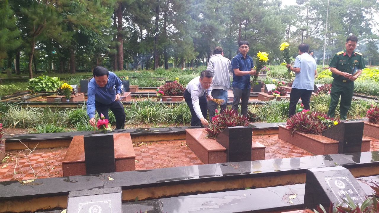 Lãnh đạo huyện Cát Tiên thắp nén hương tưởng nhớ, thể hiện tấm lòng tri ân tại các phần mộ các liệt sĩ.